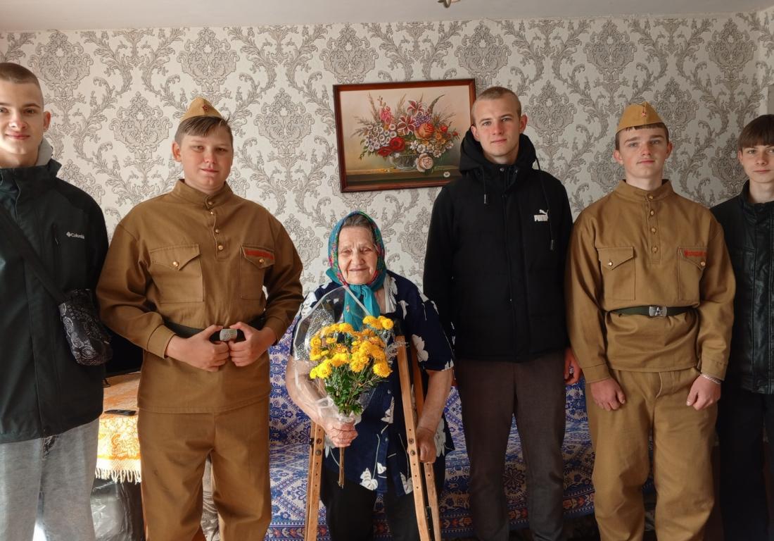 Отряд «Молодая гвардия» в день пожилых людей навестили и поздравили узницу войны Лободу Раису Алексеевну